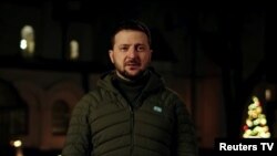 2022年12月24日,乌克兰总统泽连斯基在基辅发表圣诞除夕夜视频讲话。(路透社视频截图)