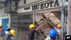 印尼西爪哇省席安约镇的救援人员在地震后检查一家店铺的受灾情况。(2022年11月21日)