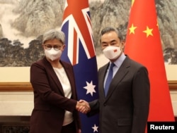 资料照:澳大利亚外长黄英贤2022年12月21日在北京会见时任中国外长王毅。