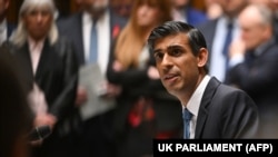 英国首相苏纳克在议会的首相问答时间讲话。(2022年11月23日)