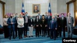 台湾总统蔡英文在台北总统府会晤到访的德国国会自民党议员代表团。(2023年1月10日)