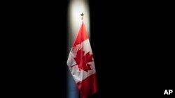资料照片:加拿大驻华盛顿大使馆的一面加拿大国旗。(2019年6月20日)