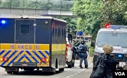 6名前壹传媒及苹果日报高层被控串谋勾结外国势力危害国家安全罪,11月22日在高等法院认罪后,分别由多辆囚车押解回监狱等候判刑,有身穿反恐背心苛枪实弹的警员在场戒备 (美国之音汤惠芸)