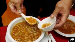 资料照片:2011年2月14日照片显示,旧金山唐人街的一家中餐馆正在供应鱼翅汤。(美联社照片)