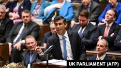 英国首相苏纳克在议会的首相问答时间讲话。(2022年11月23日)