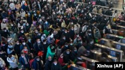 中国江苏省苏州火车站的旅客排队准备进站,中国一年一度的春运开始了 (2023年1月7日)