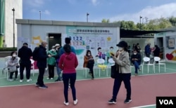 香港岛东区一个社区疫苗接种站,网上预约连日爆满,多名市民在寒风中花数小时轮候即日接种疫苗的筹号 (美国之音/汤惠芸)