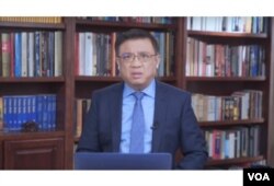 资料照:旅居美国、具有医学背景的中国时评人“横河” (美国之音采访视频截屏)