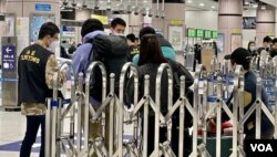 香港海关人员详细检查前往中国大陆旅客的48小时核酸检测阴性证明 (美国之音/汤惠芸)