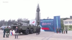 Mỹ, Nga tranh nhau bán vũ khí cho Việt Nam tại triển lãm đầu tiên ở Hà Nội Mỹ, Nga tranh nhau bán vũ khí cho Việt Nam tại triển lãm đầu tiên ở Hà Nội