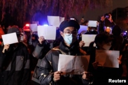 北京民众走上街头举起白纸游行抗议当局严厉的防疫封控措施。(2022年11月27日)