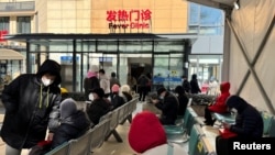 上海市民在一家医院的发热门诊候诊。(2022年12月24日)