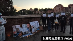 在意大利罗马的中国留学生集会抗议习近平的清零政策 (视频截图)