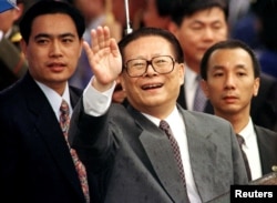 资料照:江泽民1997年6月30日抵达香港时向人群挥手致意。