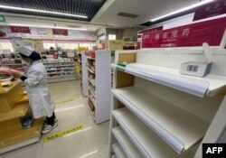 北京一家药店已经售光感冒用药。(2022年12月15日)