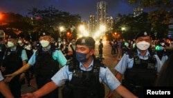 资料照片:“六·四”事件33周年当天,香港警察在香港维多利亚公园驱散人群。(2022年6月4日)