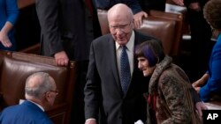 在等待乌克兰总统弗拉基米尔·泽连斯基抵达国会演说时,参议院多数党领袖查克·舒默与参议院拨款委员会主席帕特里克·莱希和众议院拨款委员会主席罗萨·德劳洛交谈。(2022年12月21日)