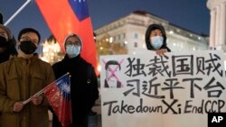 在美国首都华盛顿白宫附近举行抗议的人群手举反对习近平的标语。(2022年12月4日)