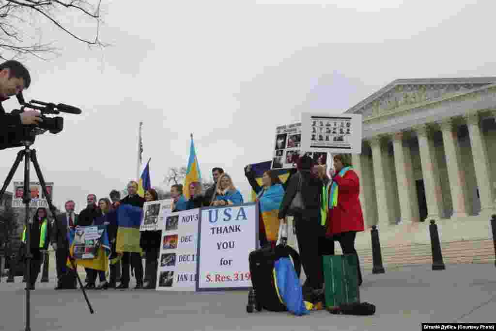 Мітинг діаспори перед слуханнями у Сенаті по Україні