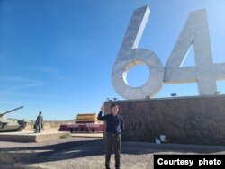 在美国加州自由雕塑公园六四纪念碑前(唐恺提供)