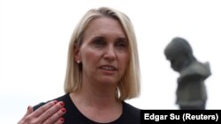 Посол США в Україні Бріджит Брінк розмовляє біля пам'ятника українському поетові Тарасу Шевченку зі слідами обстрілів під час візиту в Бородянку, Київська область, Україна, 4 червня 2022 року. REUTERS/Edgar Su