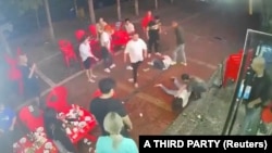 中国唐山一家烧烤店一群男子暴力围殴几名女子的视频截图。(2022年6月10日)