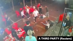 中国唐山一家烧烤店一群男子暴力围殴几名女子的视频截图。(2022年6月10日)