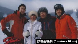 容锦爱一家(右一李承德、右二容锦爱丈夫李朴捷、左一李承恩、左二容锦爱)(容锦爱提供)