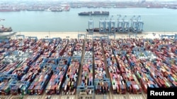 山东青岛港的货柜码头鸟瞰。(2022年5月9日)