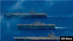 美军两艘航母和一艘轻型航母参与2022年“坚强盾牌”联合军演(美国第七舰队2022年6月13日)