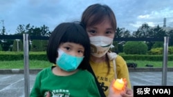 台湾民众陈宛毓带着女儿来参加台北的六四烛光晚会(美国之音特约记者杨安拍摄)。