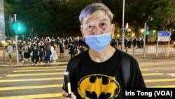 杨先生6月4日晚一个人拿着电筒到铜锣湾维园附近悼念六四死难者。 (美国之音/汤惠芸)