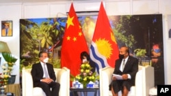 在新华社发布的这张照片中,基里巴斯总统兼外交部长塔内蒂·马茂(右)于2022年5月27日在基里巴斯塔拉瓦会见中国外交部长王毅。