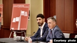 美国职业篮球运动员埃内斯·坎特·自由(图左)6月8日受邀至国会众议院共和党研究委员会就中国人权问题向议员发表演说。(照片来源:国会众议院共和党研究委员 House Republican Study Committee)