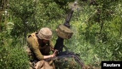 一名乌克兰士兵在顿巴斯地区的前线作战。(2022年6月5日)