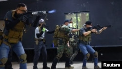 台湾新台北市民积极参加使用仿真枪的枪击和战斗技能训练。(2022年5月21日)