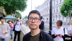 2022年6月4日在伦敦大批支持乌克兰与香港的示威者在唐宁街10号首相府外举行的六四事件纪念集会上,前香港立法会议员罗冠聪参加集会。 (美国之音/郑乐捷)