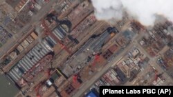 卫星照片显示上海附近的江南造船厂在建造中国第三艘航母。(2022年5月21日)
