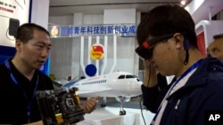 2018年5月17日民众参观北京国际高科技展(美联社)