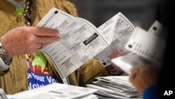 拉斯维加斯的选务官员正在计票。(2022年11月10日)