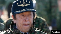 资料照:日本防卫大臣滨田靖一视察日本自卫队。