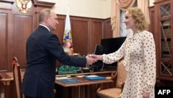 资料照:俄罗斯总统普京在莫斯科克里姆林宫会见俄罗斯儿童权利专员玛丽亚·利沃娃-贝洛娃(Maria Lvova-Belova)。(2022年3月9日)