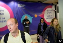 一位从莫斯科飞抵贝尔格莱德的俄罗斯男子接受媒体采访(9月21日)。