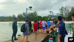 Công dân Trung Quốc lên bến tàu tại một hòn đảo ở tỉnh Preah Sihanouk, tây nam Campuchia, sau khi được cứu khỏi một vụ chìm tàu vào ngày 22/9/2022.