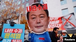 韩国抗议者在首尔举行集会要求弹劾韩国总统尹锡悦。(2024年12月8日)