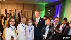 Chánh trị sự Nguyễn Xuân Mai (mặc áo khoác đen) cùng các nhà hoạt động tự do tôn giáo và ông Sam Brownback tại thủ đô Washingtion khi diễn ra Hội nghị Thượng đỉnh Tự do Tôn giáo Quốc tế, từ 28-30 tháng 6/2022. Photo Twitter Sam Brownback.