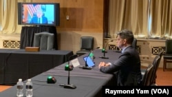 美国国会暨行政当局中国委员会资深成员、來自新泽西州的共和党联邦众议员史密斯7月12日透过视频参与听证会,曾被香港当局控告袭警罪而入狱的美籍律师贝祺森出席作证。(美国之音任敬扬摄)