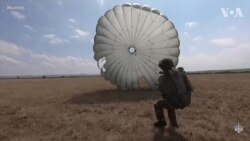 法国和罗马尼亚伞兵参加北约演习