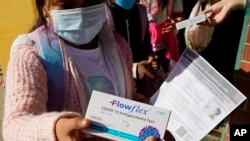 资料照片:2022年2月11日,美国加利福尼亚州萨克拉门托哈克尼斯小学向学生发放新冠病毒家庭测试包。 (美联社照片)