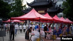 上海市民排队接受新冠核酸检测。(2022年7月12日)